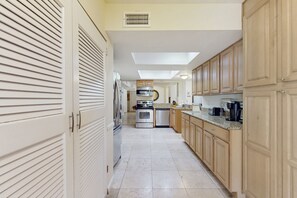 Kylskåp, mikrovågsugn, ugn och spishäll