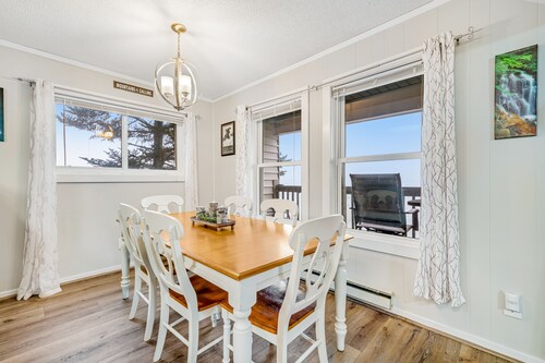 Lovely Mountain Escape Near the Slopes W/ Shared Pool/Hot Tub & Free WiFi