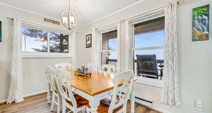 Lovely Mountain Escape Near the Slopes W/ Shared Pool/Hot Tub & Free WiFi