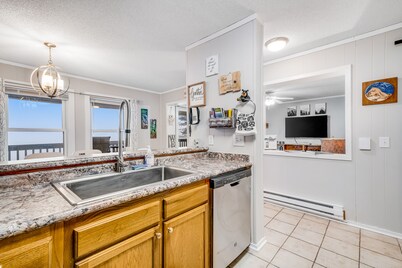 Lovely Mountain Escape Near the Slopes W/ Shared Pool/Hot Tub & Free WiFi