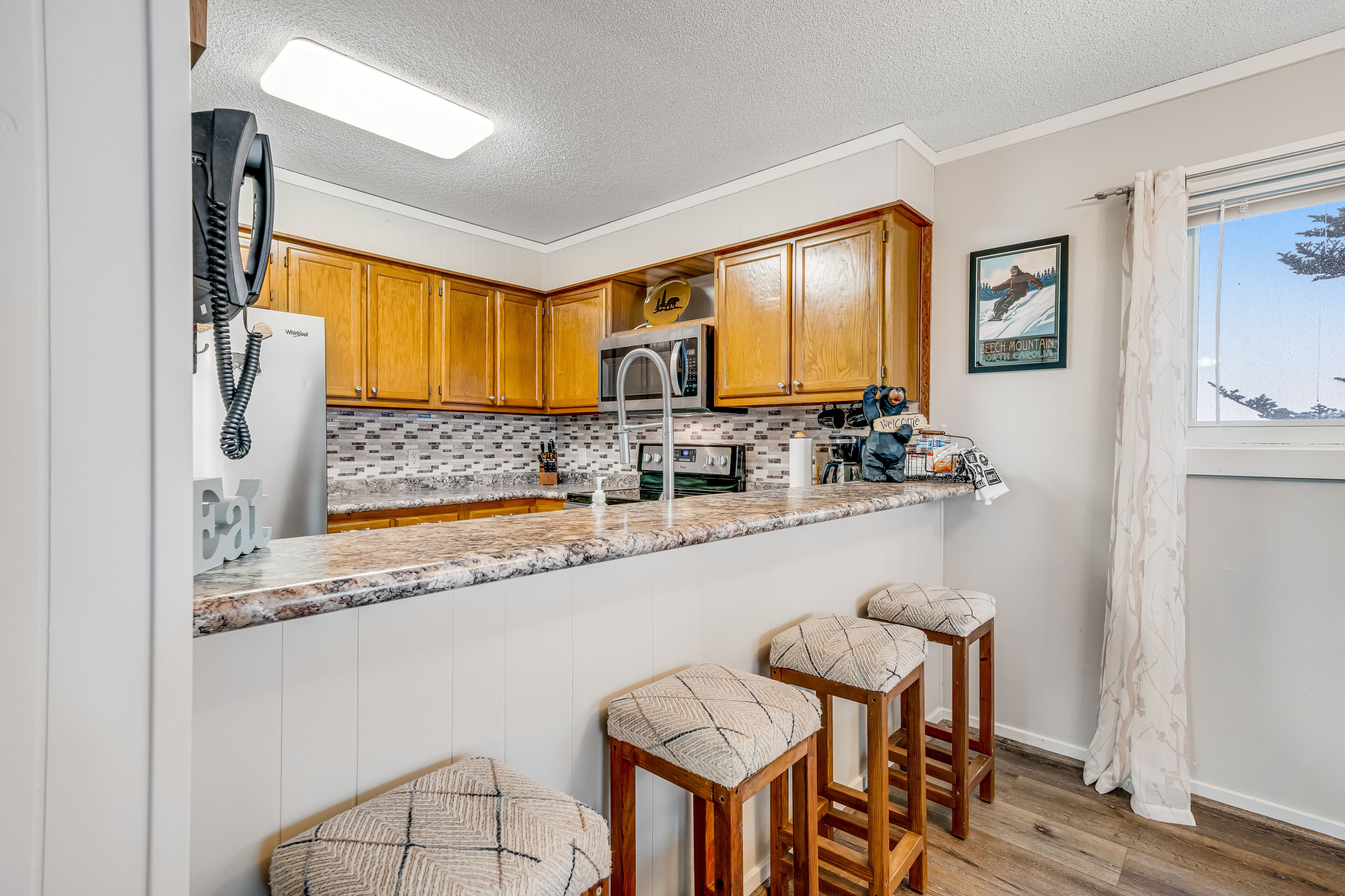 冷蔵庫、電子レンジ、オーブン、コンロ