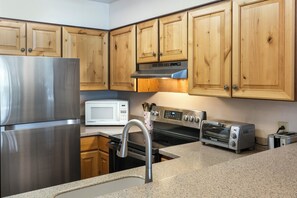 Réfrigérateur, four à micro-ondes, un four, surface de cuisson