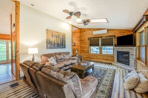 TV, caminetto, libri