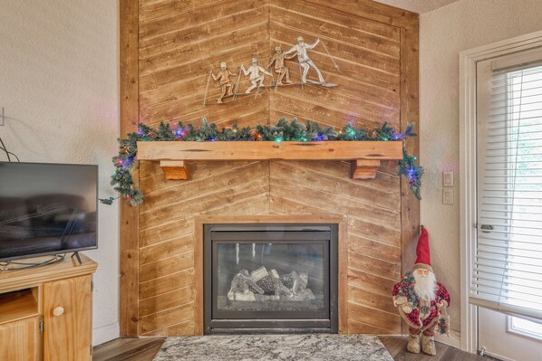 Interior - Two-Story Family-Friendly Condo + Loft w/Gas Fireplace, Gas Grill, and Balcony (Brian Head)