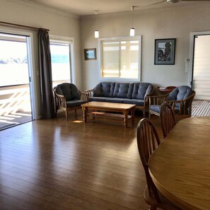 Interior - "SUNDECK LODGE" Waterfront. Sleeps 11. Awesome. HAWKESBURY/COWAN/PITTWATER (Little Wobby)