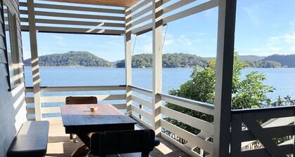 "SUNDECK LODGE" Waterfront. Sleeps 11. Awesome. HAWKESBURY/COWAN/PITTWATER