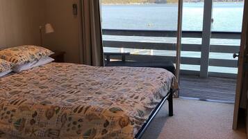 4 bedrooms, desk, iron/ironing board, free WiFi