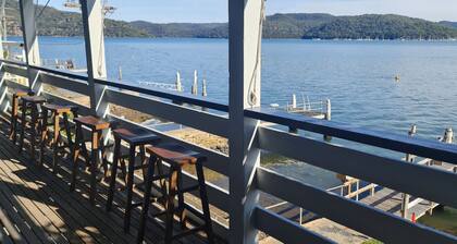 "SUNDECK LODGE" Waterfront. Sleeps 11. Awesome. HAWKESBURY/COWAN/PITTWATER