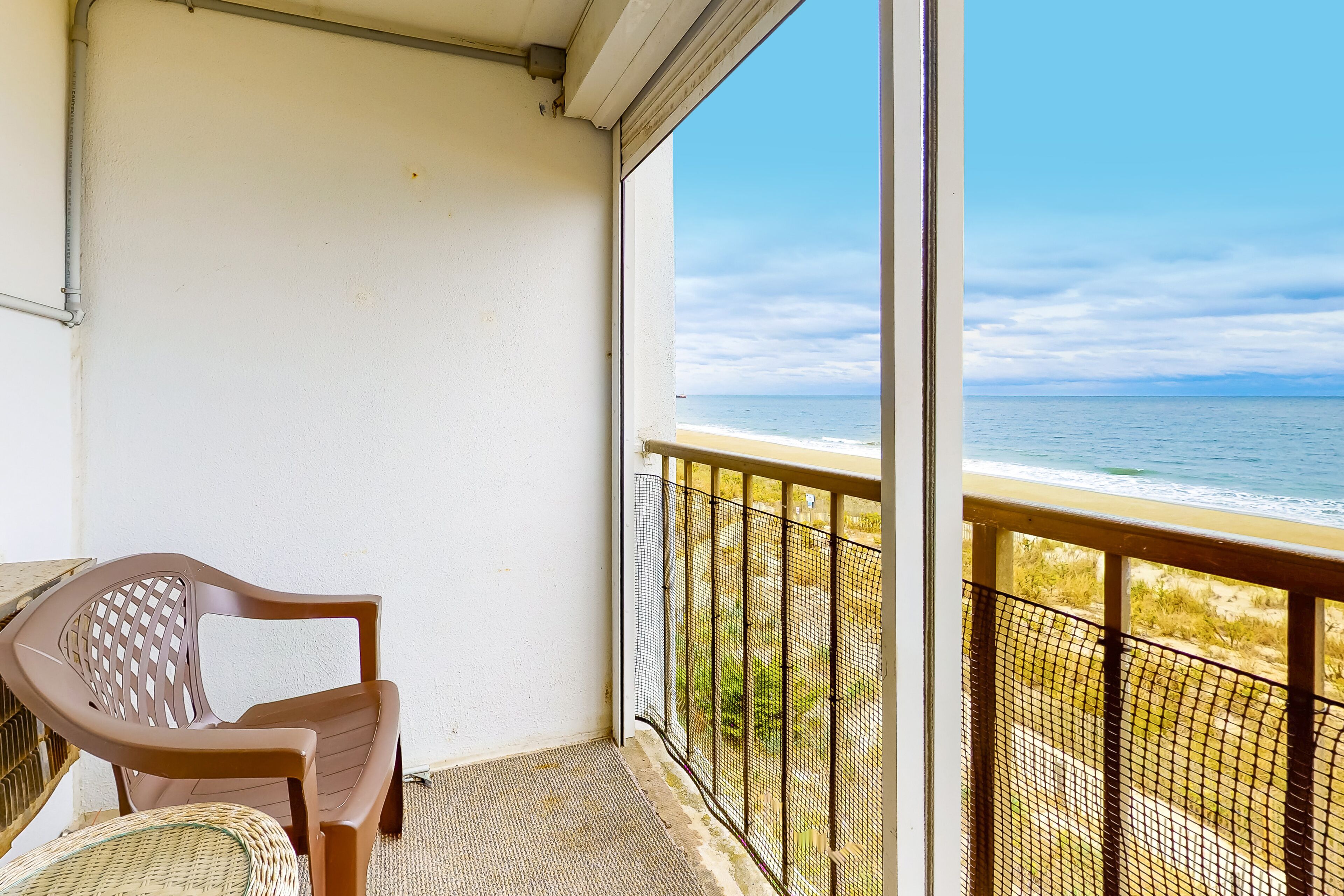 Oceanfront Condo with Beach Views, WiFi, Washer-Dryer, Parking & Walkable Locale