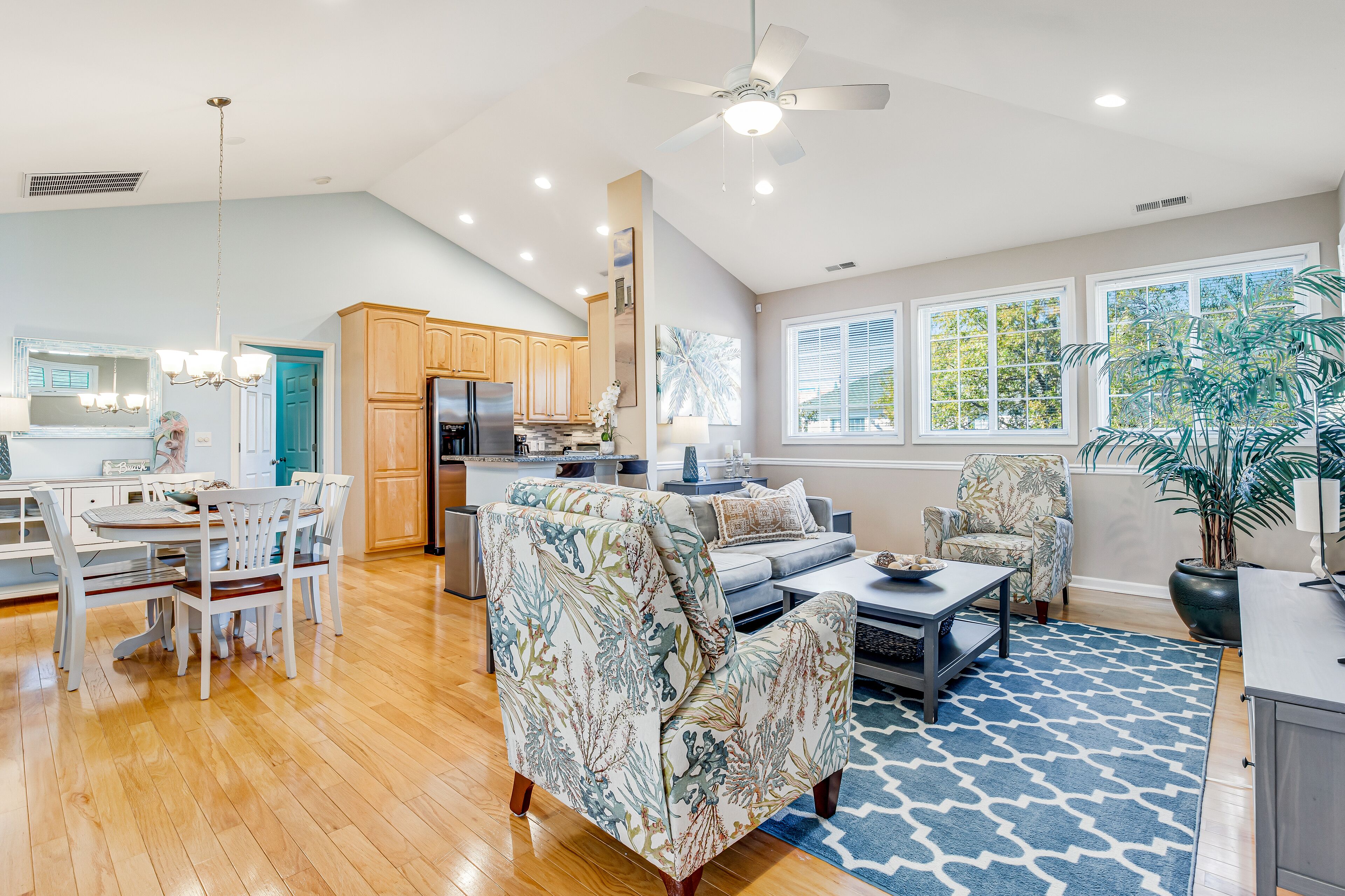 The Tides Coastal Gem W/ Fast WiFi, Beautiful Decor, & Beach Access Nearby