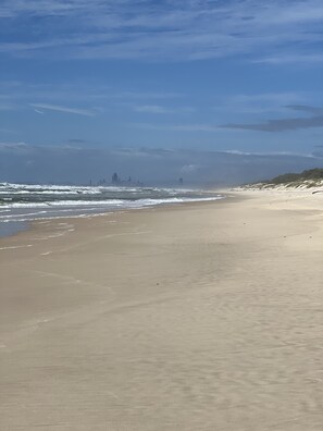 Una spiaggia nelle vicinanze, lettini da mare