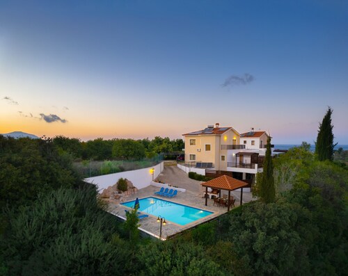 Villa Ira Finiki: Private pool and gardens, A/C, Wi Fi, sea views