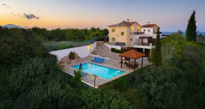 Villa Ira Finiki: Private pool and gardens, A/C, Wi Fi, sea views