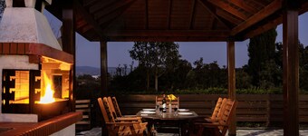 Villa Ira Finiki: Private pool and gardens, A/C, Wi Fi, sea views