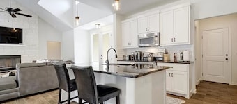 Hill Country Home on Willie Nelson GolfCourse, acre lot, golfcart ride to lake