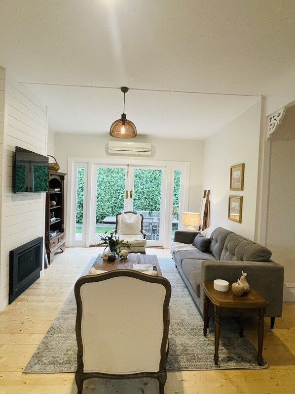 Smart TV, fireplace, ping pong