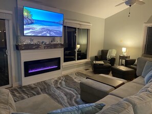 TV connectée, cheminée, jeux vidéo, lecteur de DVD