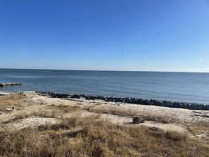 Plage, chaises longues, serviettes de plage