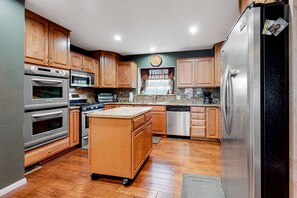 Een koelkast, een microgolfoven, een oven, een kookplaat