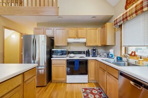 Mikrobølgeovn, ovn, kokeplater og oppvaskmaskin