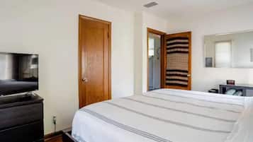 3 bedrooms, desk, iron/ironing board, free WiFi