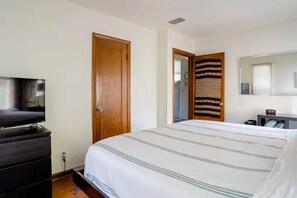 3 bedrooms, desk, iron/ironing board, free WiFi - True Seattle, Mt Baker neighborhood Home 5 beds and 5 TVs (Seattle)