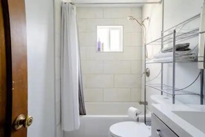 Combined shower/tub, hair dryer, towels, soap - True Seattle, Mt Baker neighborhood Home 5 beds and 5 TVs (Seattle)