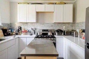 Fridge, microwave, oven, stovetop - True Seattle, Mt Baker neighborhood Home 5 beds and 5 TVs (Seattle)