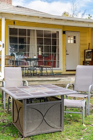 Outdoor dining - True Seattle, Mt Baker neighborhood Home 5 beds and 5 TVs (Seattle)