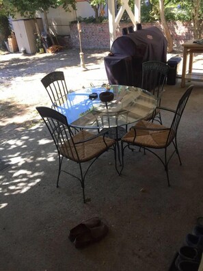 Outdoor dining - True Seattle, Mt Baker neighborhood Home 5 beds and 5 TVs (Seattle)