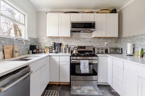 Fridge, microwave, oven, stovetop - True Seattle, Mt Baker neighborhood Home 5 beds and 5 TVs (Seattle)