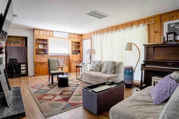 Smart TV, fireplace, computer monitors, printers - True Seattle, Mt Baker neighborhood Home 5 beds and 5 TVs (Seattle)