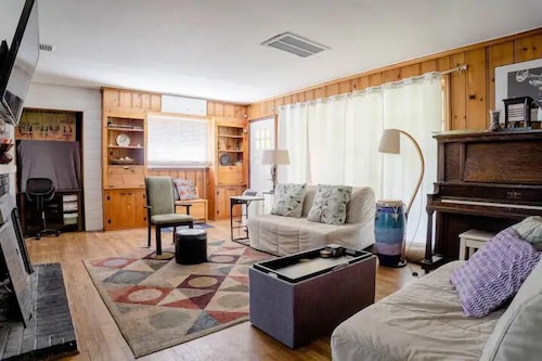 True Seattle, Mt Baker neighborhood Home 5 beds and 5 TVs