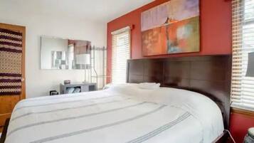 3 habitaciones, escritorio, tabla de planchar con plancha y wifi gratis