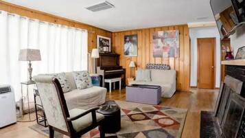 Smart TV, chimenea, monitor de computadora y impresora