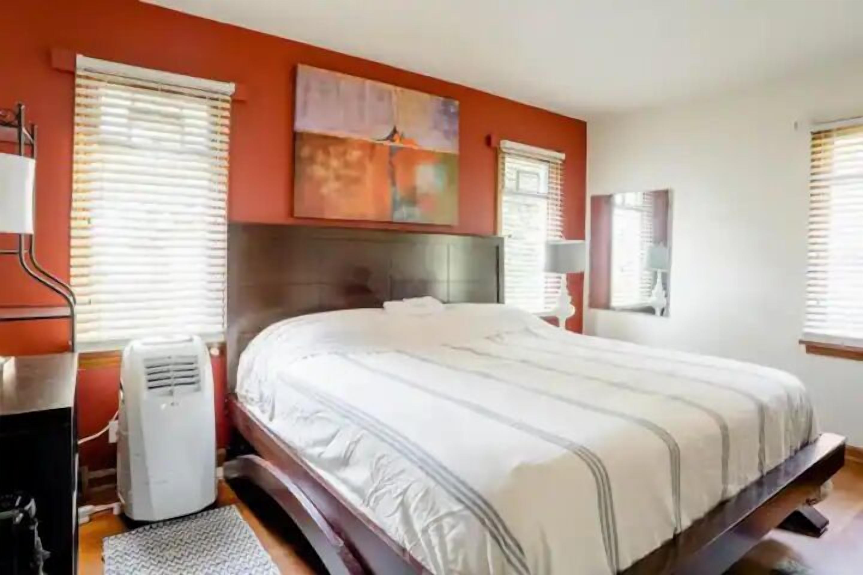 3 bedrooms, desk, iron/ironing board, free WiFi