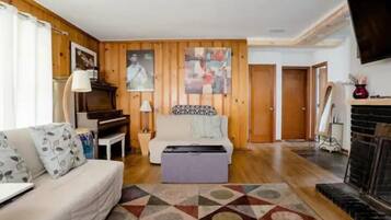 Smart TV, chimenea, monitor de computadora y impresora