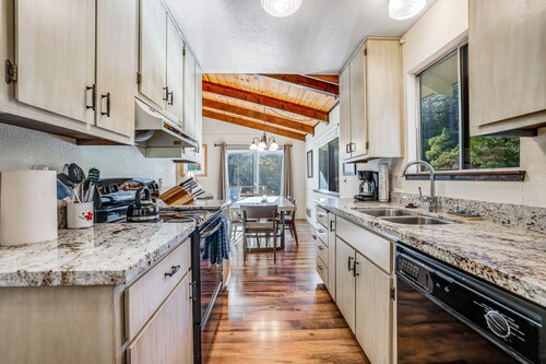 Blue Lake Springs Gem - Corner  Lot w/ 2 Large Decks, A/C, Shared Pool & Tennis