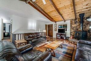 Télévision, cheminée, lecteur de DVD, baby-foot