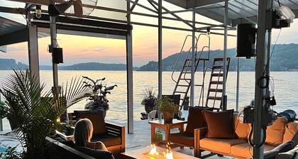 BEST dock on lake. New Hot Tub 2024. 4 BDRM, SLEEP 15.Aargh You Here Yet?