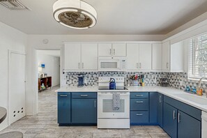 Fridge, microwave, oven, stovetop - Stylish Sam Hughes Escape With Private Yard, Dogs OK & Free WiFi (Tucson)