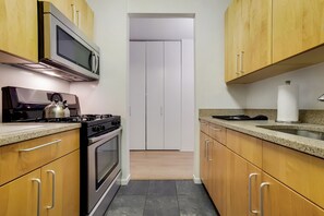 Fridge, microwave, oven, stovetop - Luxury Studio in Great Chelsea Location (New York)