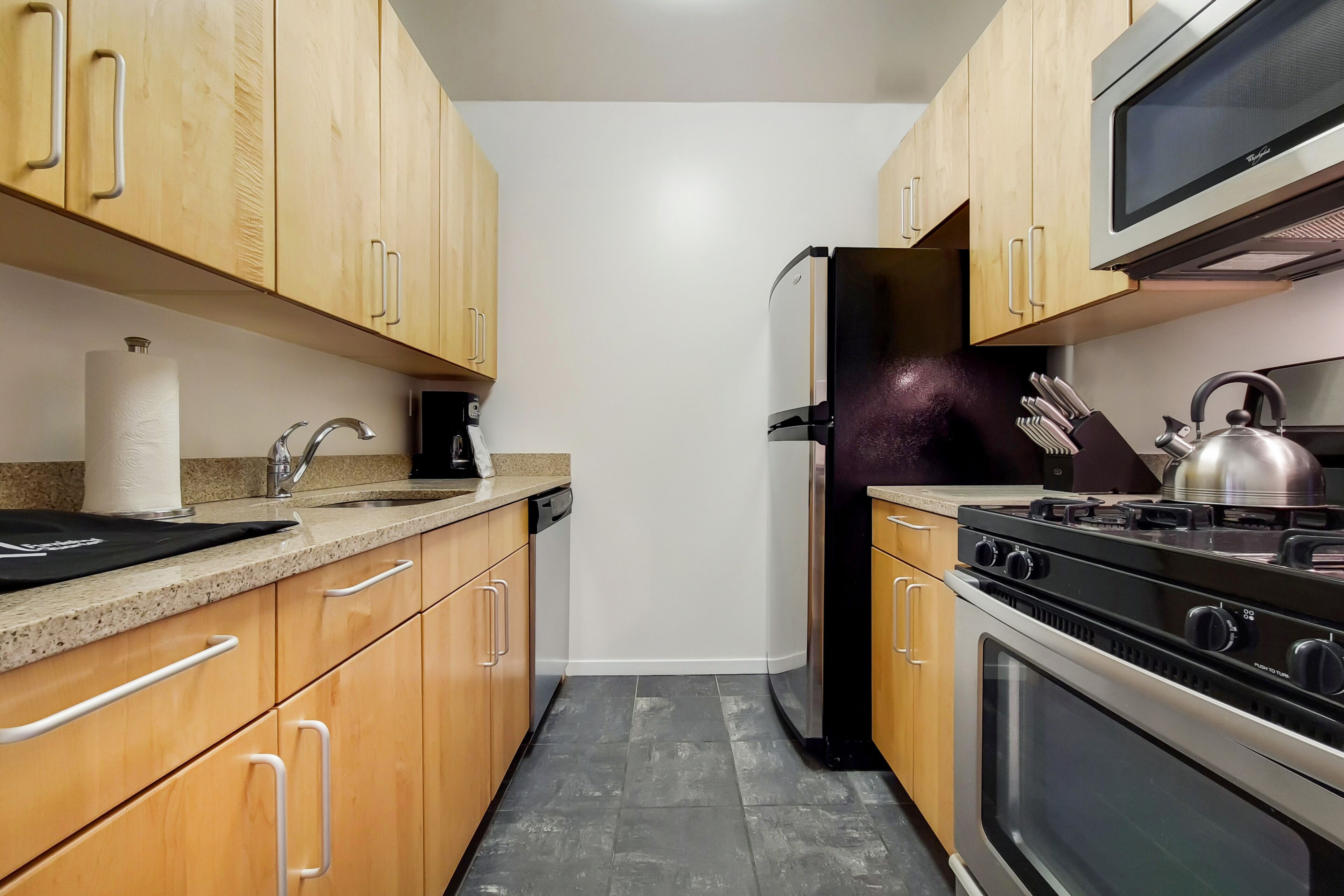 Coffee/tea maker, fridge, microwave, stovetop