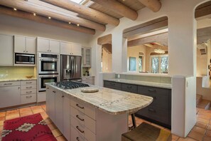 Geladeira, micro-ondas, fog ão, cooktop
