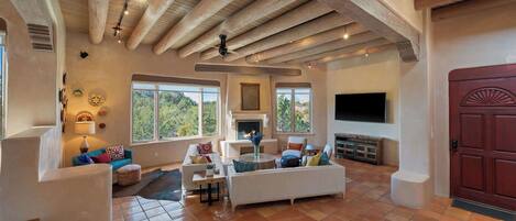 Televisión, chimenea, oficina