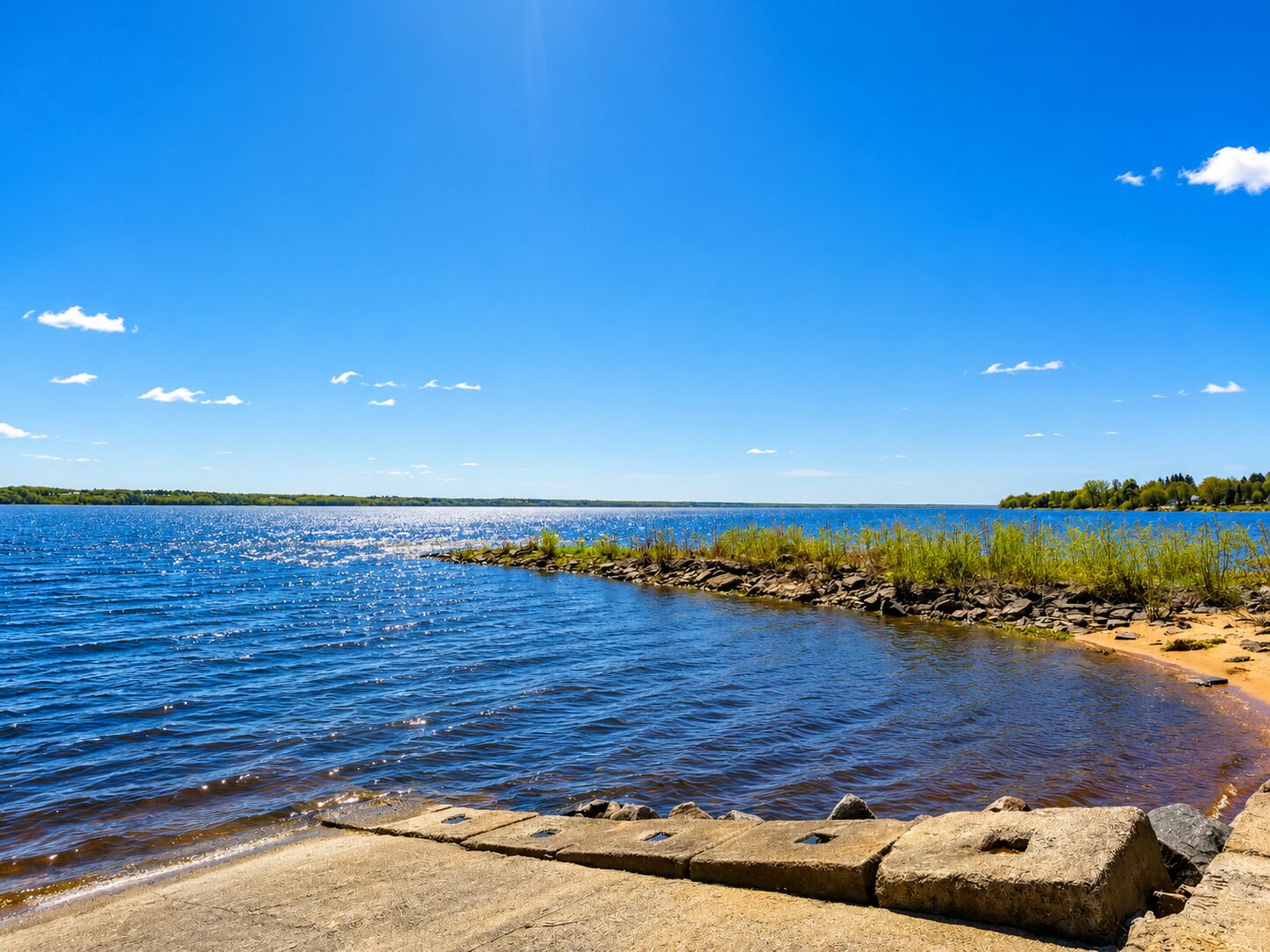 Rannalla, aurinkotuoleja, rantapyyhkeitä