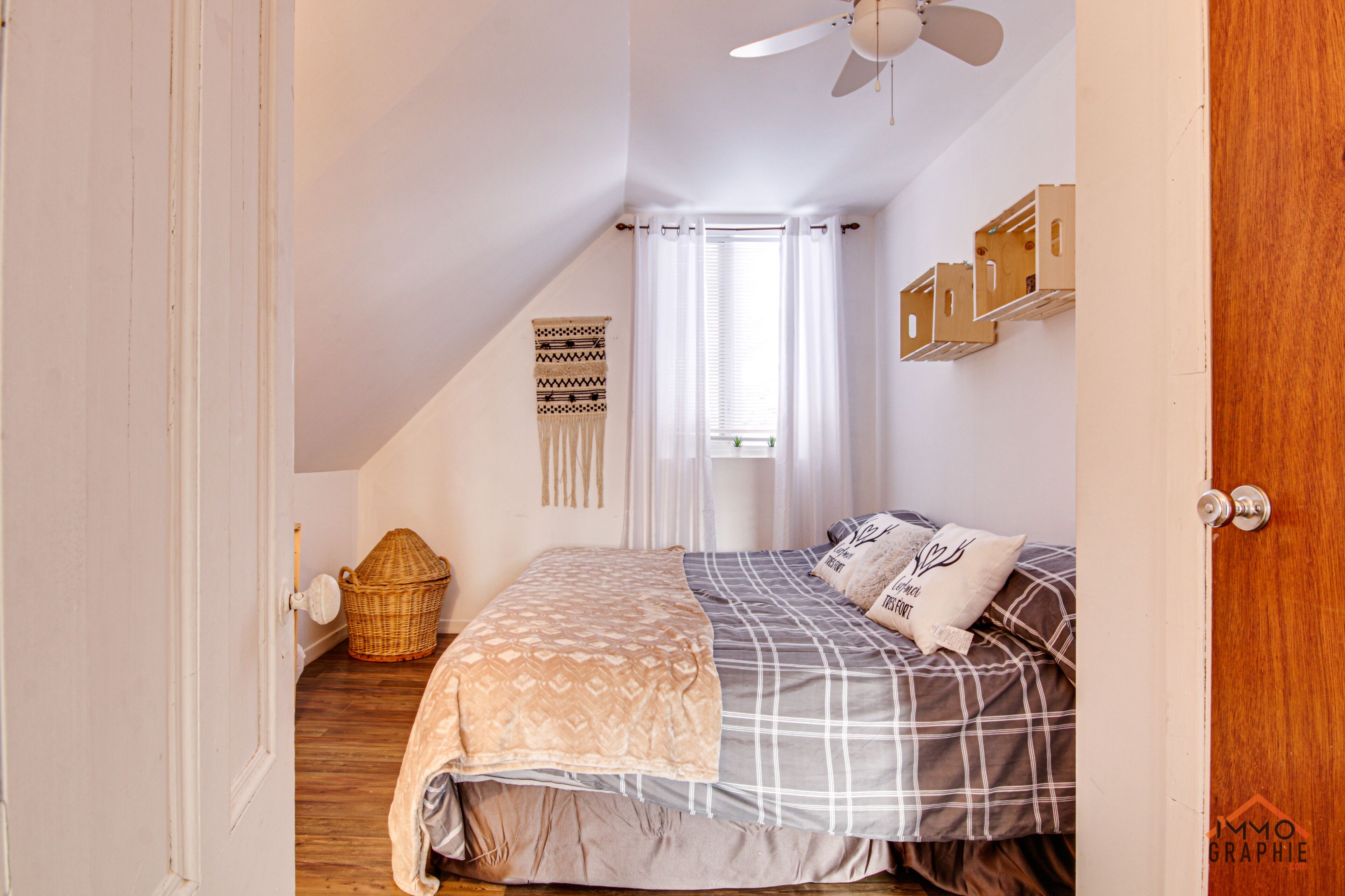 5 bedrooms, desk, iron/ironing board, travel cot