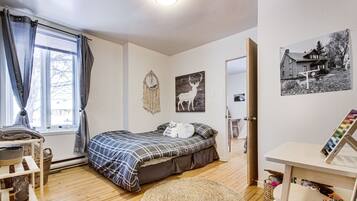 5 bedrooms, desk, iron/ironing board, travel crib