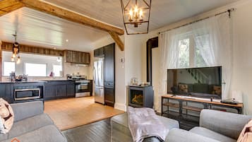Una Smart TV, una chimenea, un futbolín, una videoteca