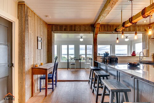 Maison Claudette: on the banks of the St. Lawrence River 